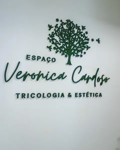 Parede com o logotipo do Espaço Veronica Cardoso – Tricologia e Estética