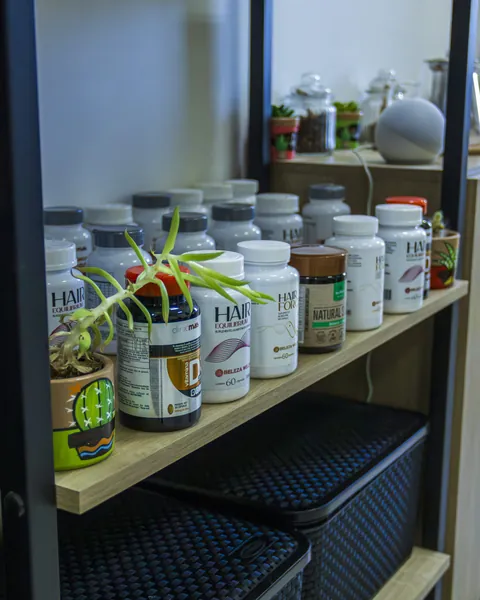 Estante com suplementos e produtos capilares